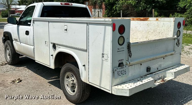 image for item MB9543 2004 Chevrolet Silverado 2500HD  utility bed pickup truck