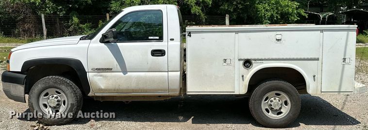 image for item MB9543 2004 Chevrolet Silverado 2500HD  utility bed pickup truck