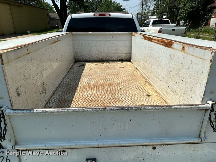 image for item MB9543 2004 Chevrolet Silverado 2500HD  utility bed pickup truck