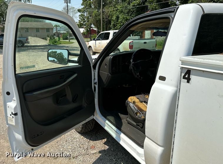 image for item MB9543 2004 Chevrolet Silverado 2500HD  utility bed pickup truck