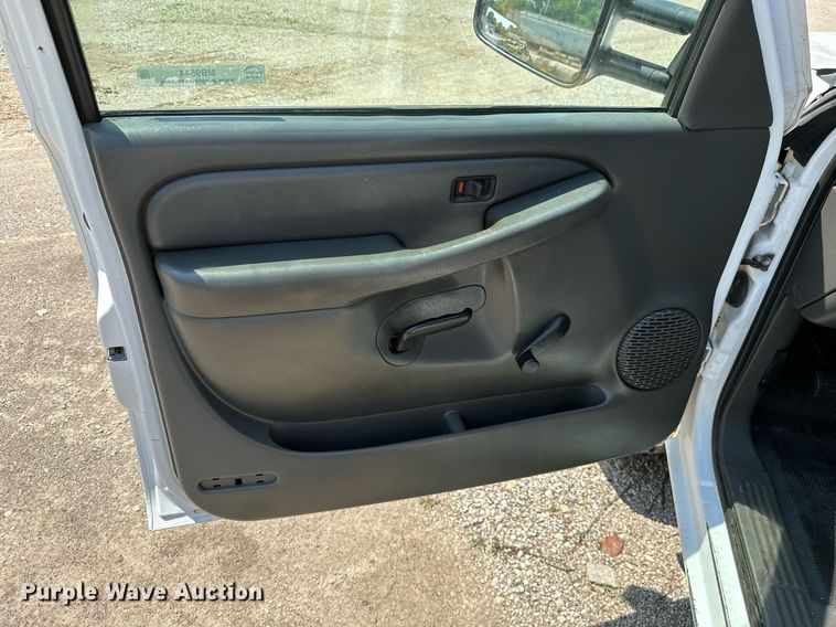 image for item MB9543 2004 Chevrolet Silverado 2500HD  utility bed pickup truck