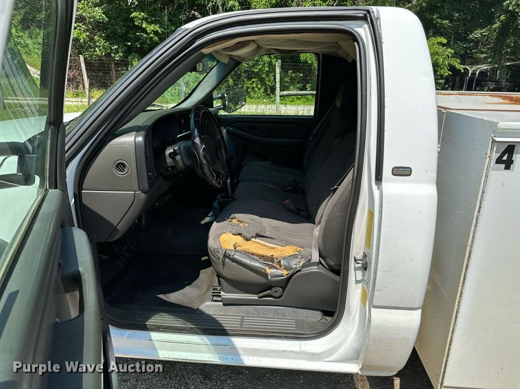 image for item MB9543 2004 Chevrolet Silverado 2500HD  utility bed pickup truck