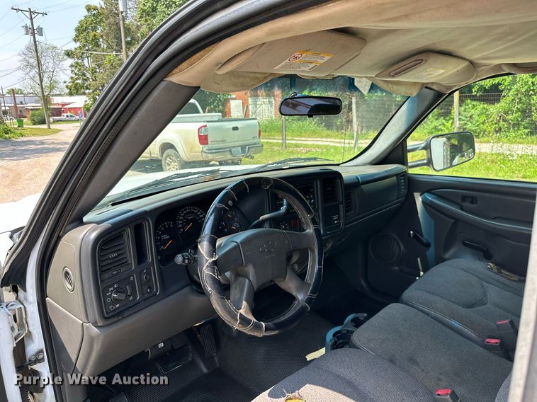 image for item MB9543 2004 Chevrolet Silverado 2500HD  utility bed pickup truck