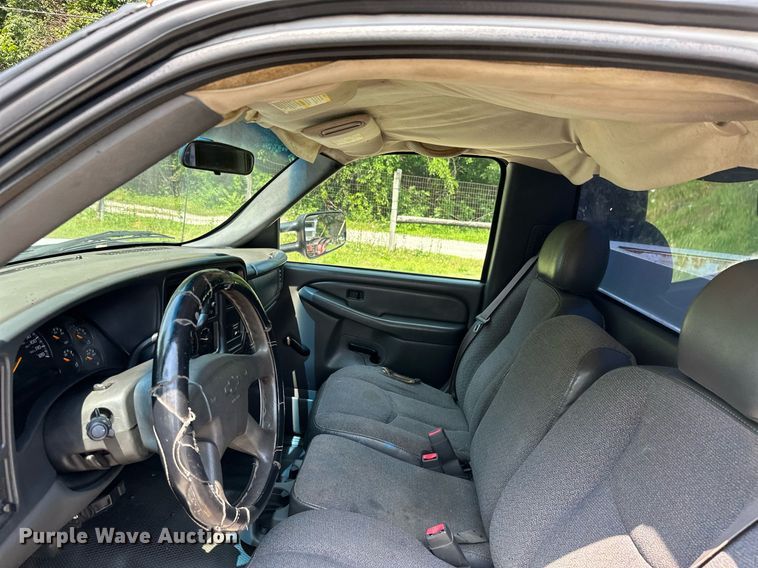 image for item MB9543 2004 Chevrolet Silverado 2500HD  utility bed pickup truck