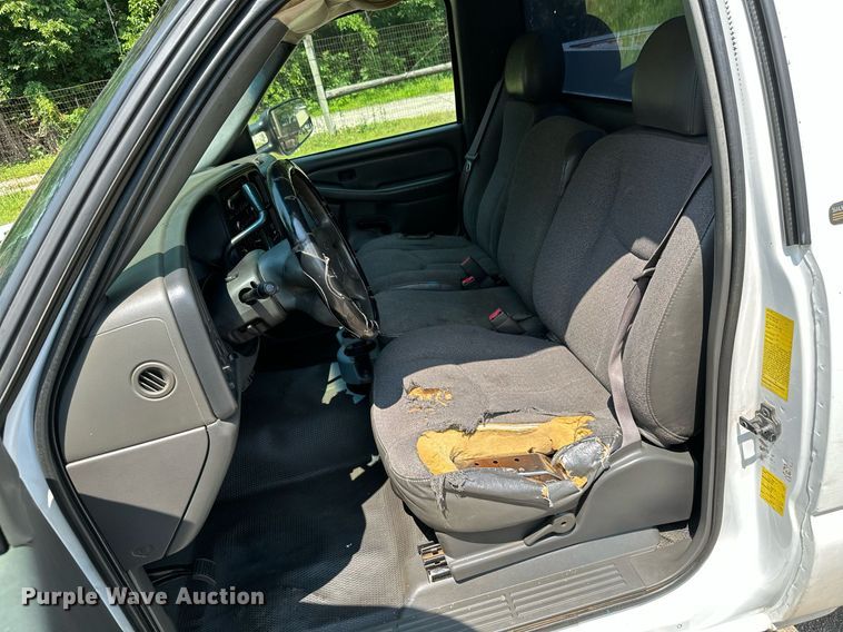 image for item MB9543 2004 Chevrolet Silverado 2500HD  utility bed pickup truck