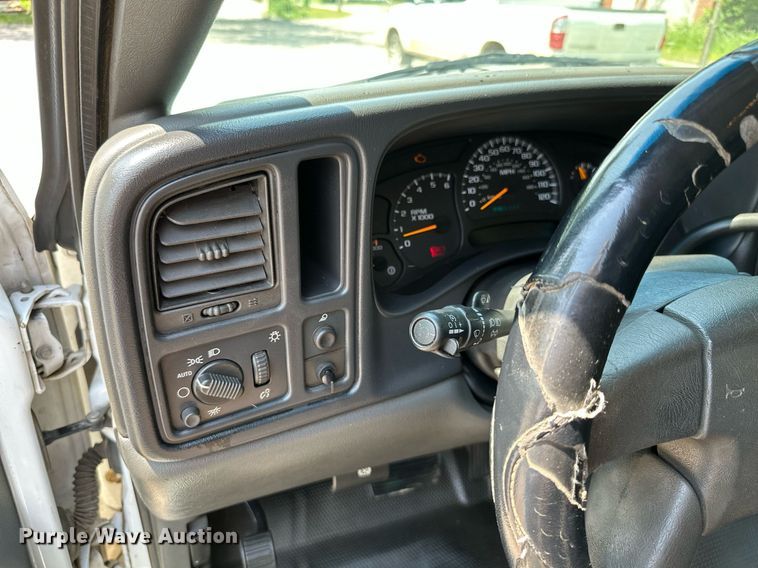 image for item MB9543 2004 Chevrolet Silverado 2500HD  utility bed pickup truck