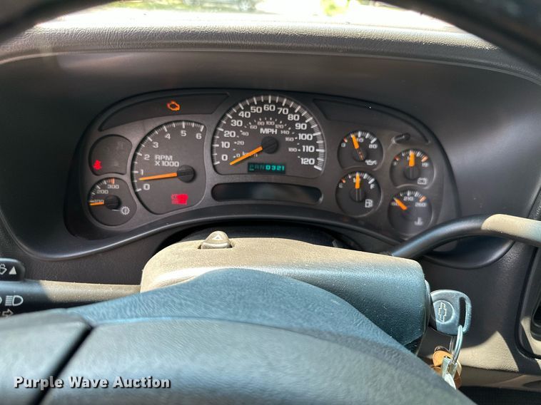 image for item MB9543 2004 Chevrolet Silverado 2500HD  utility bed pickup truck