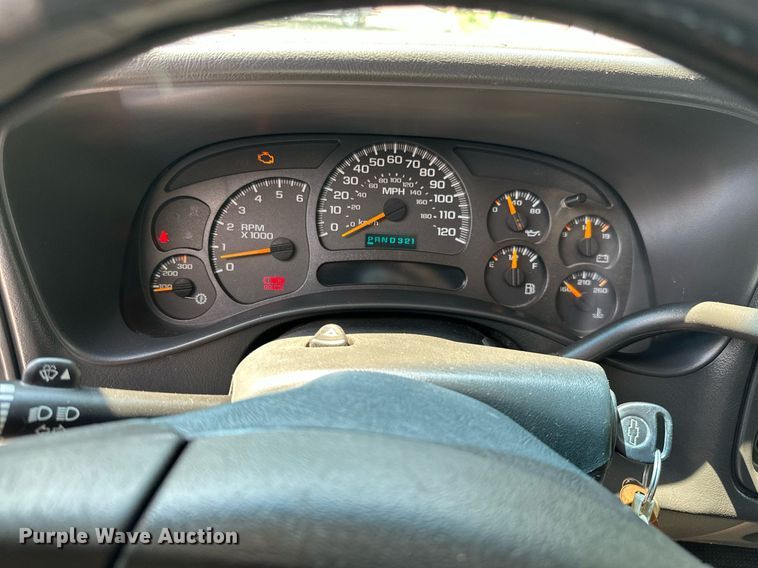 image for item MB9543 2004 Chevrolet Silverado 2500HD  utility bed pickup truck