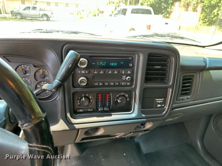 image for item MB9543 2004 Chevrolet Silverado 2500HD  utility bed pickup truck