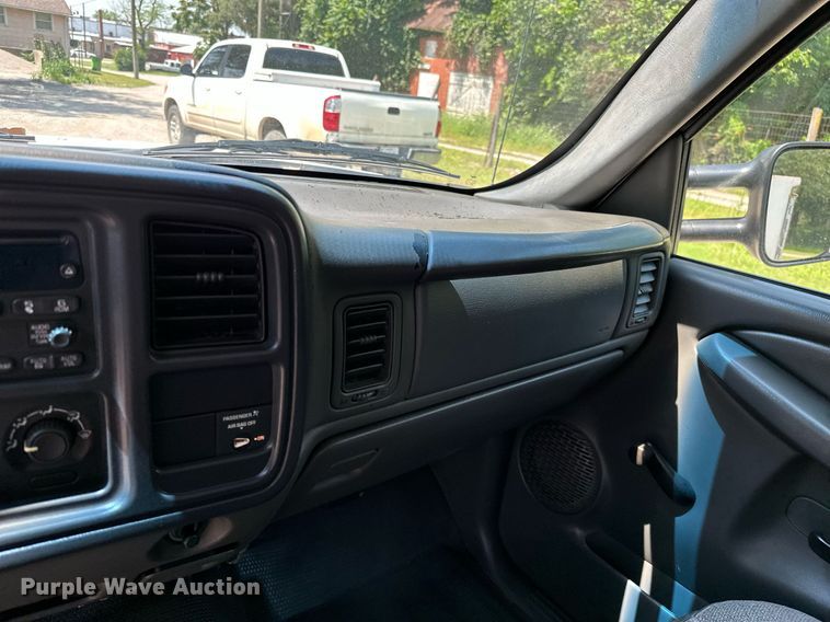 image for item MB9543 2004 Chevrolet Silverado 2500HD  utility bed pickup truck