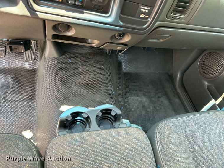 image for item MB9543 2004 Chevrolet Silverado 2500HD  utility bed pickup truck