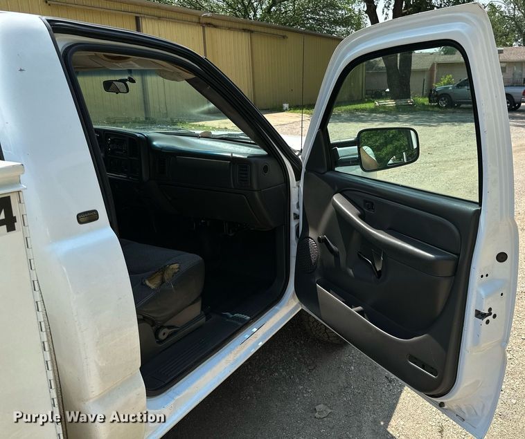 image for item MB9543 2004 Chevrolet Silverado 2500HD  utility bed pickup truck