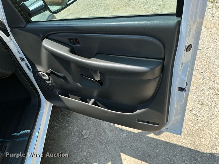 image for item MB9543 2004 Chevrolet Silverado 2500HD  utility bed pickup truck