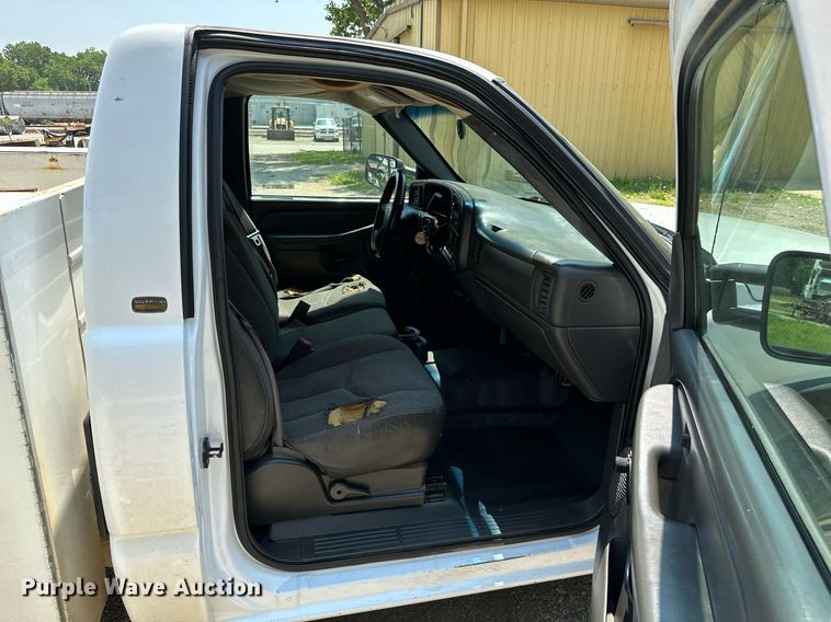 image for item MB9543 2004 Chevrolet Silverado 2500HD  utility bed pickup truck