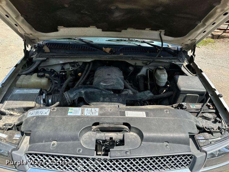 image for item MB9543 2004 Chevrolet Silverado 2500HD  utility bed pickup truck