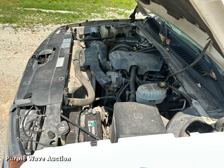 image for item MB9543 2004 Chevrolet Silverado 2500HD  utility bed pickup truck