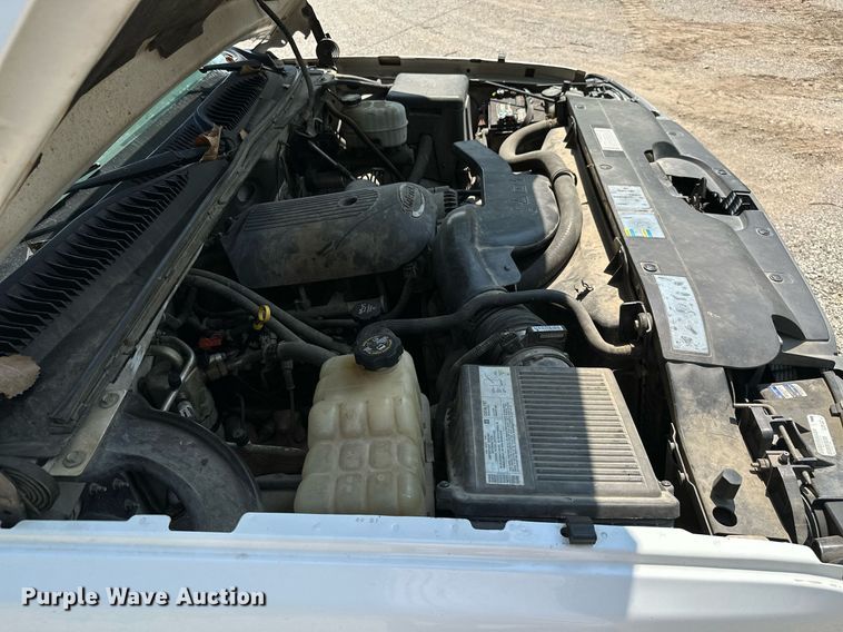 image for item MB9543 2004 Chevrolet Silverado 2500HD  utility bed pickup truck