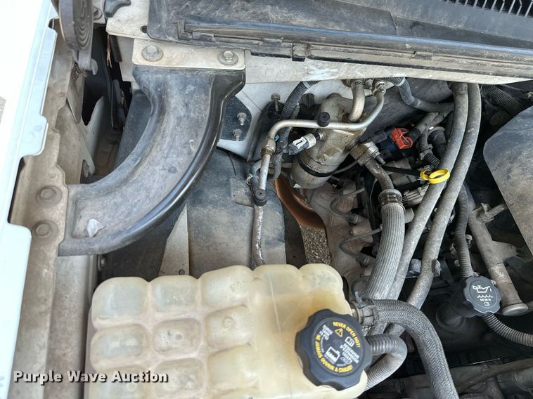 image for item MB9543 2004 Chevrolet Silverado 2500HD  utility bed pickup truck