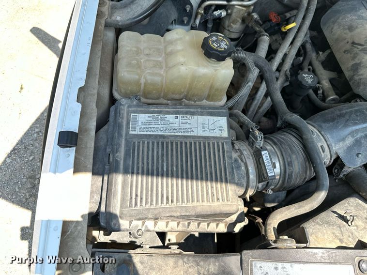 image for item MB9543 2004 Chevrolet Silverado 2500HD  utility bed pickup truck