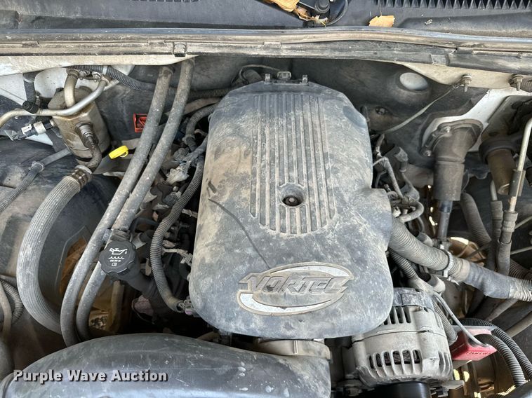 image for item MB9543 2004 Chevrolet Silverado 2500HD  utility bed pickup truck