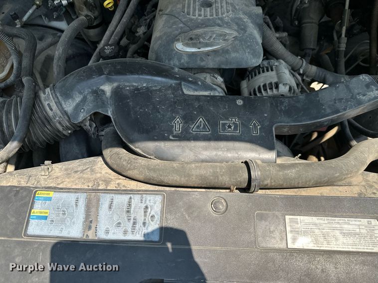 image for item MB9543 2004 Chevrolet Silverado 2500HD  utility bed pickup truck