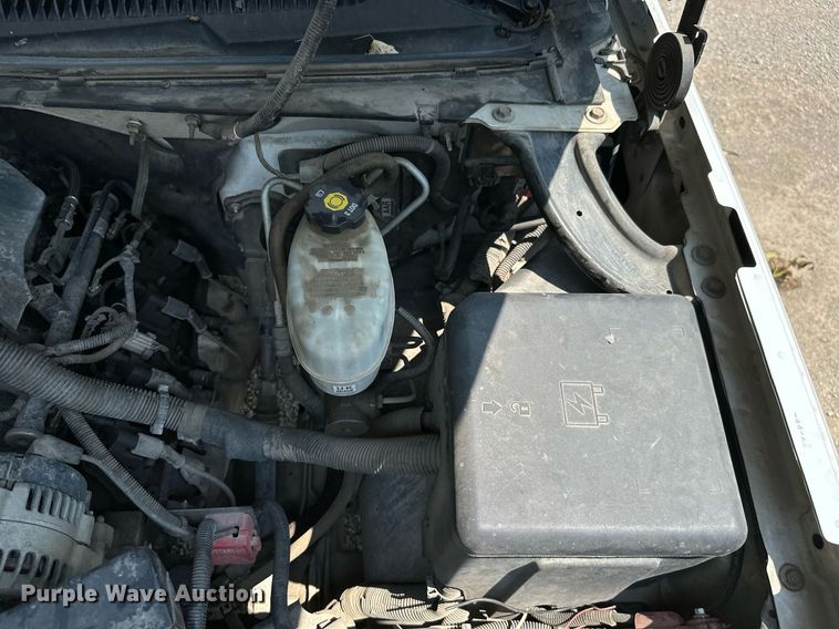 image for item MB9543 2004 Chevrolet Silverado 2500HD  utility bed pickup truck