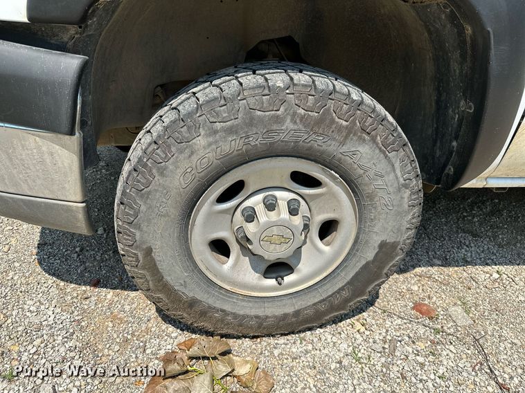 image for item MB9543 2004 Chevrolet Silverado 2500HD  utility bed pickup truck