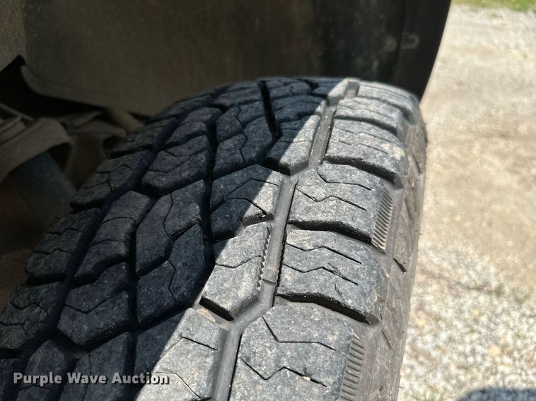 image for item MB9543 2004 Chevrolet Silverado 2500HD  utility bed pickup truck