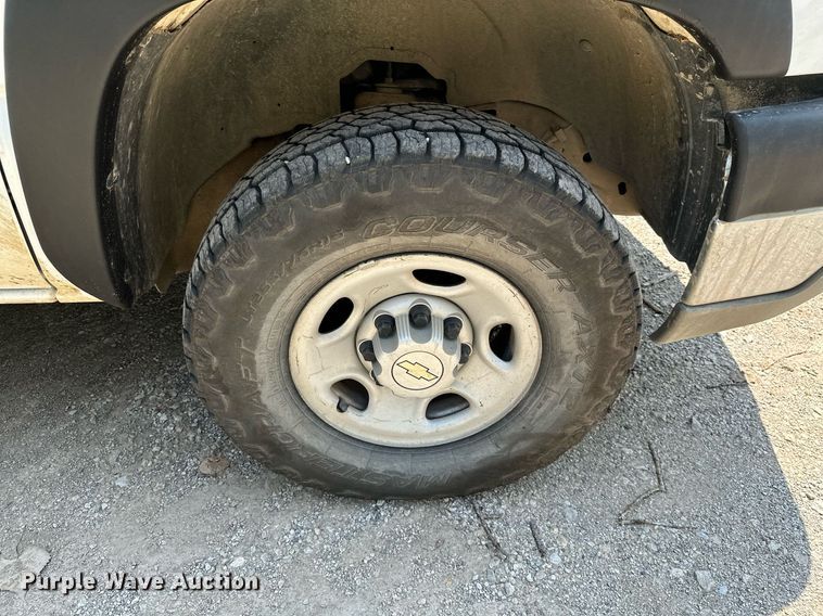 image for item MB9543 2004 Chevrolet Silverado 2500HD  utility bed pickup truck