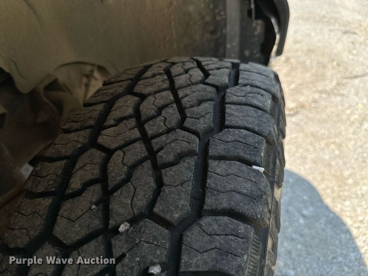 image for item MB9543 2004 Chevrolet Silverado 2500HD  utility bed pickup truck