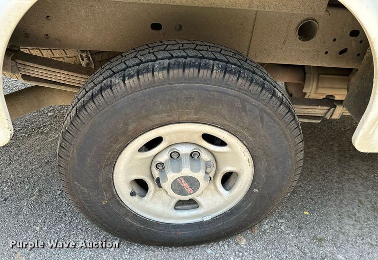 image for item MB9543 2004 Chevrolet Silverado 2500HD  utility bed pickup truck