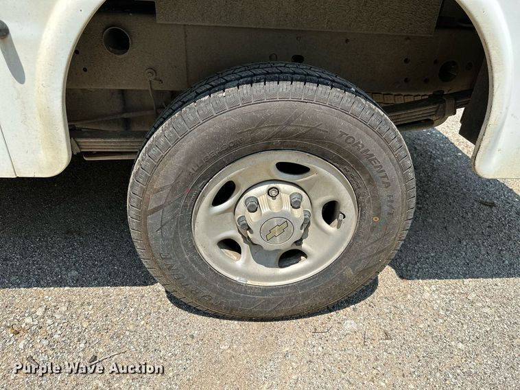 image for item MB9543 2004 Chevrolet Silverado 2500HD  utility bed pickup truck