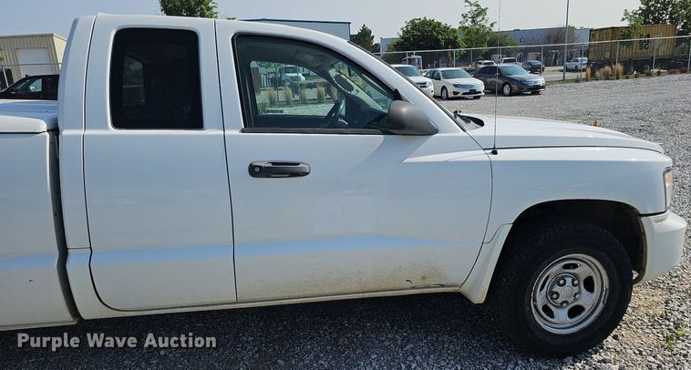 image for item MD9855 2010 Dodge Dakota  Ext. Cab pickup truck