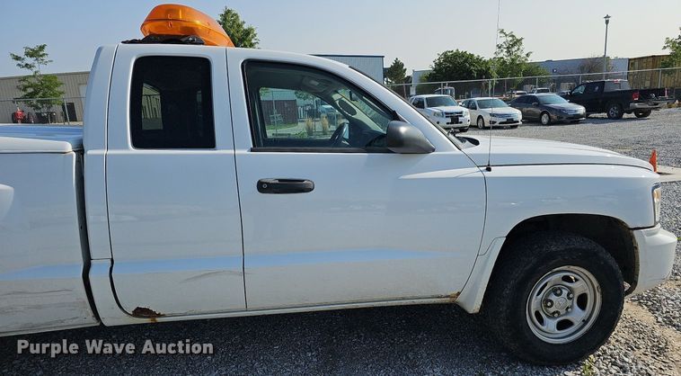 image for item MD9856 2010 Dodge Dakota  Ext. Cab pickup truck