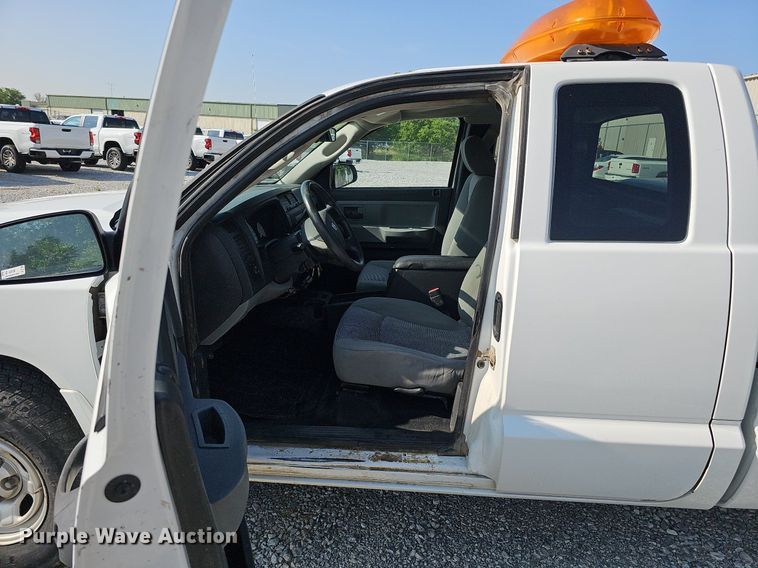 image for item MD9856 2010 Dodge Dakota  Ext. Cab pickup truck