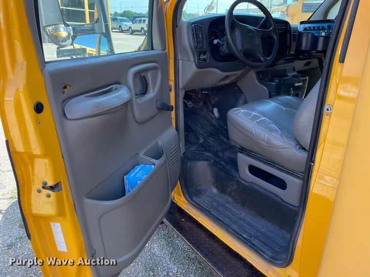 image for item ME9879 1999 Chevrolet Express 3500  school bus