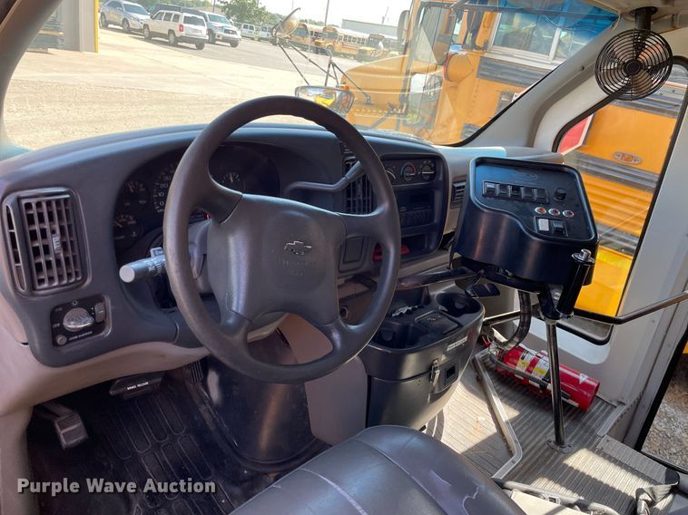 image for item ME9879 1999 Chevrolet Express 3500  school bus