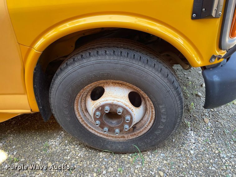 image for item ME9879 1999 Chevrolet Express 3500  school bus