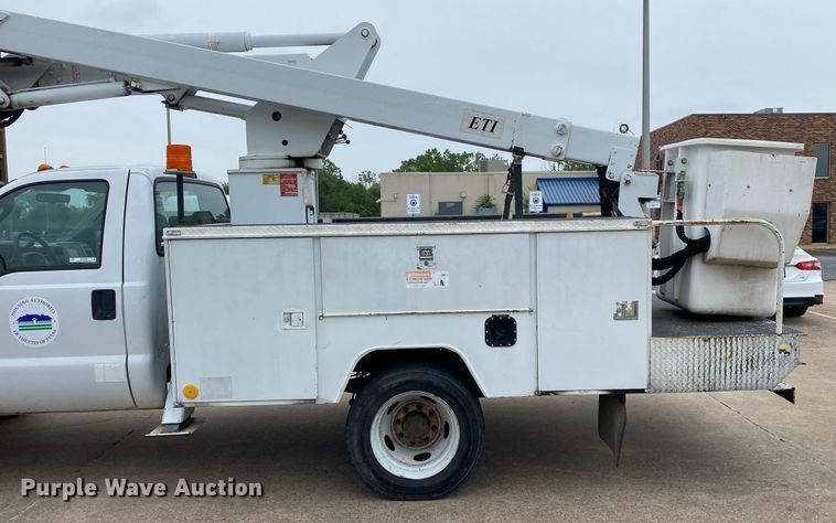 image for item MG9936 2004 Ford F550  bucket truck