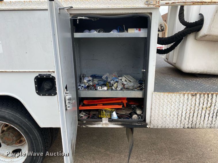 image for item MG9936 2004 Ford F550  bucket truck