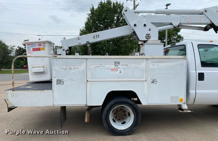 image for item MG9936 2004 Ford F550  bucket truck