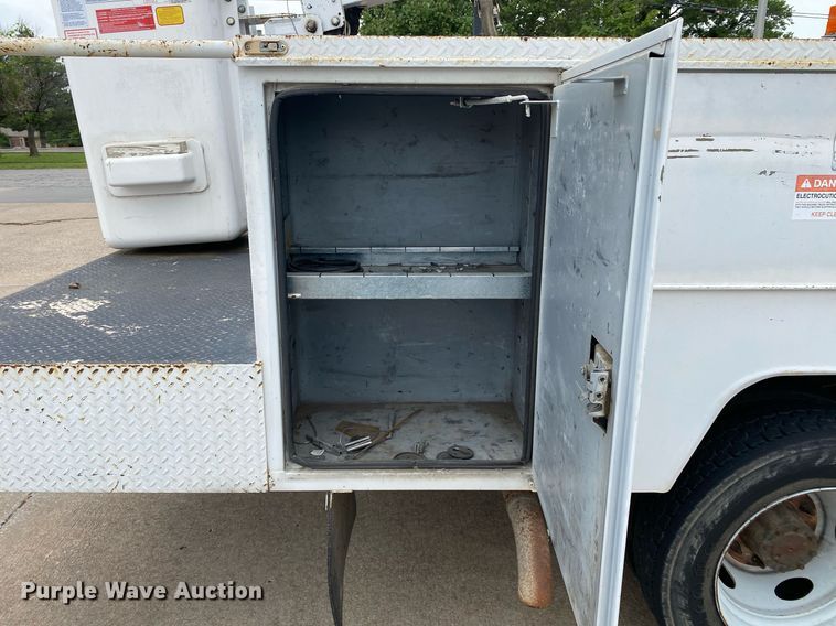 image for item MG9936 2004 Ford F550  bucket truck