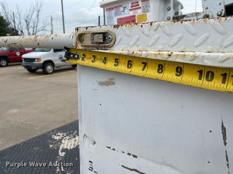 image for item MG9936 2004 Ford F550  bucket truck