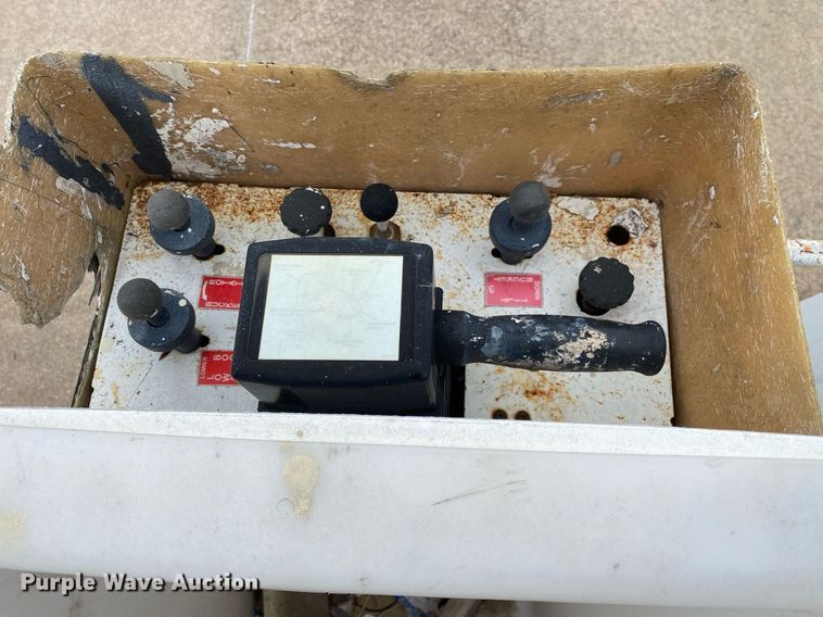 image for item MG9936 2004 Ford F550  bucket truck