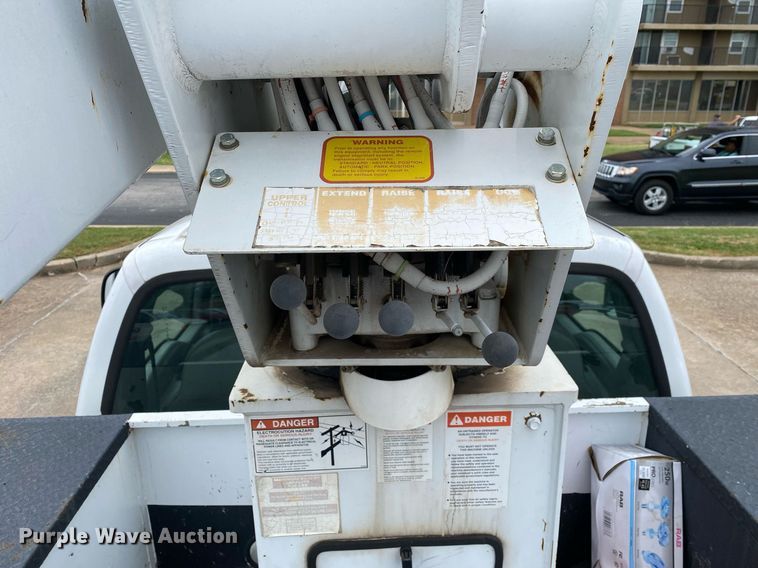 image for item MG9936 2004 Ford F550  bucket truck