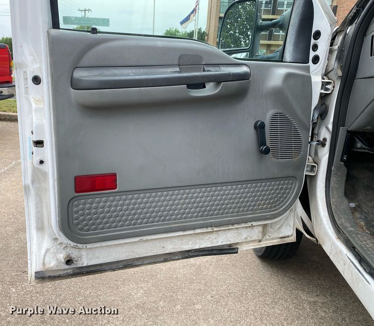 image for item MG9936 2004 Ford F550  bucket truck