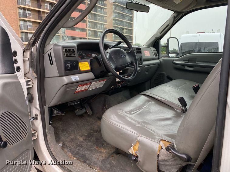 image for item MG9936 2004 Ford F550  bucket truck