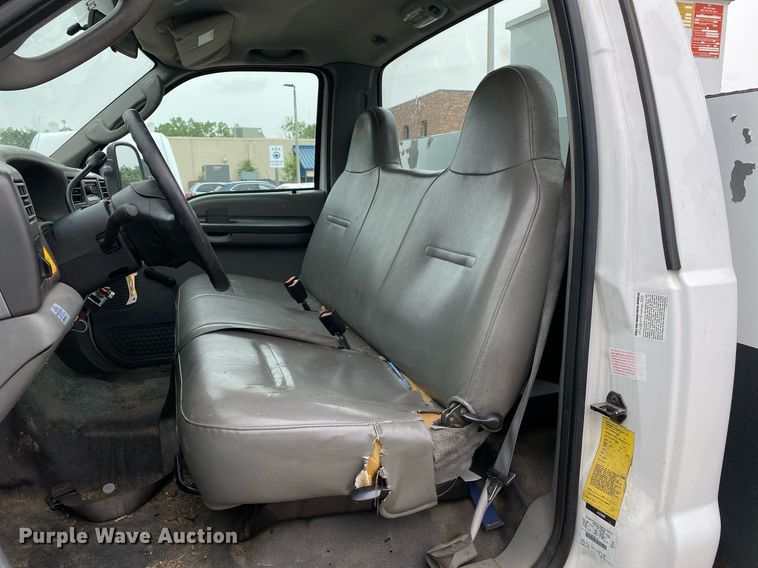 image for item MG9936 2004 Ford F550  bucket truck