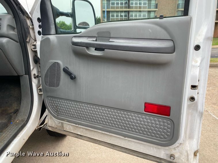 image for item MG9936 2004 Ford F550  bucket truck