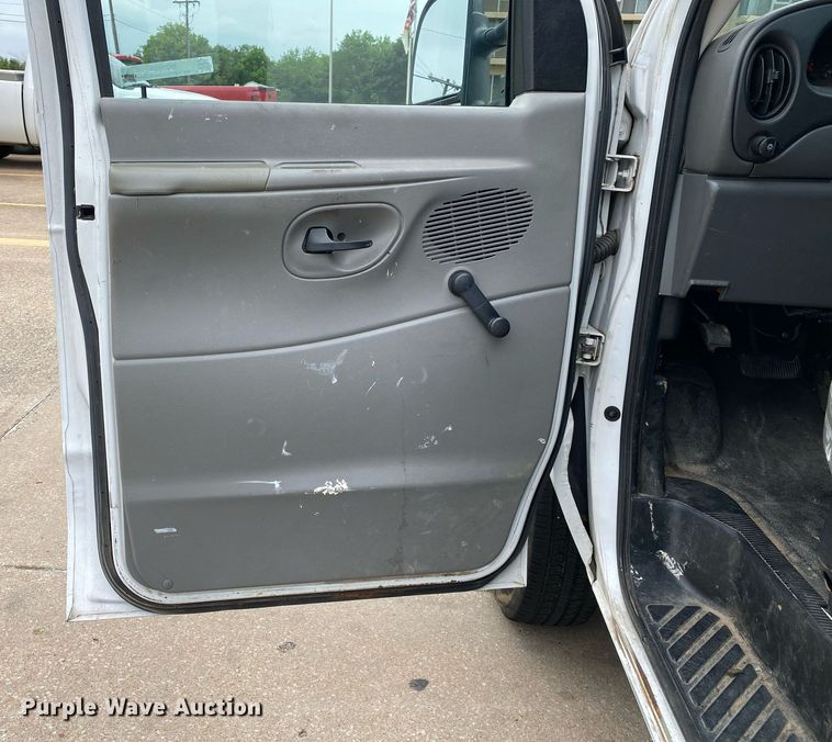 image for item MG9938 2007 Ford E150  van